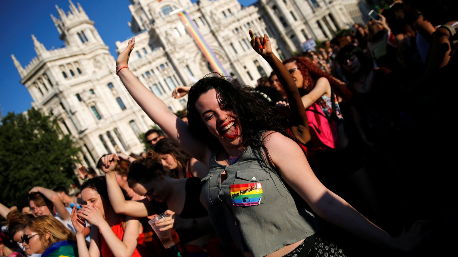 Foto: La manifestación por los derechos LGTBI el pasado año en Madrid, junto al Palacio de Cibeles. (Reuters)