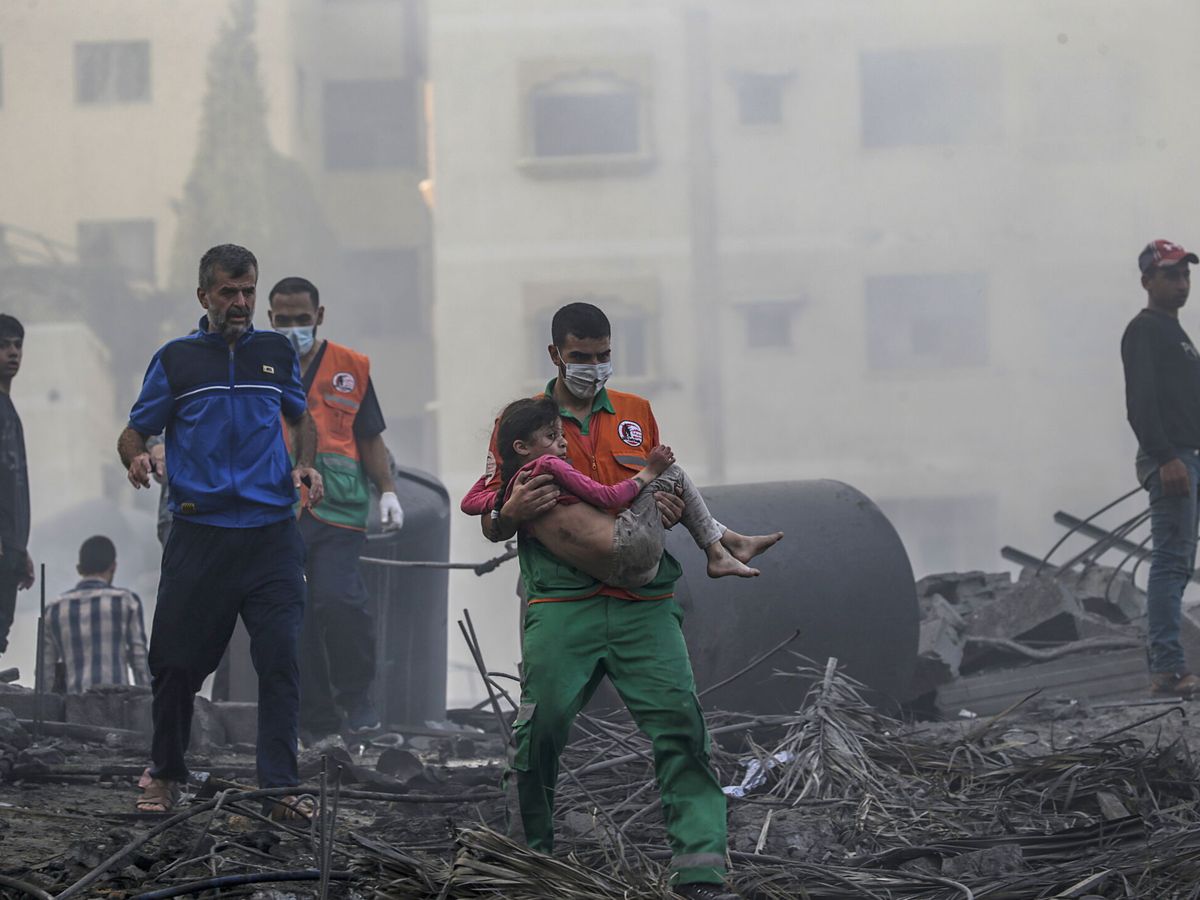 Foto: Búsqueda de cadáveres y supervivientes tras ataques aéreos israelíes en Gaza. (EFE / Mohammed Sable)