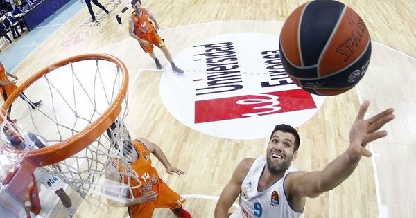 Foto: Felipe Reyes busca el balón ante el Valencia Basket. (Euroleague)