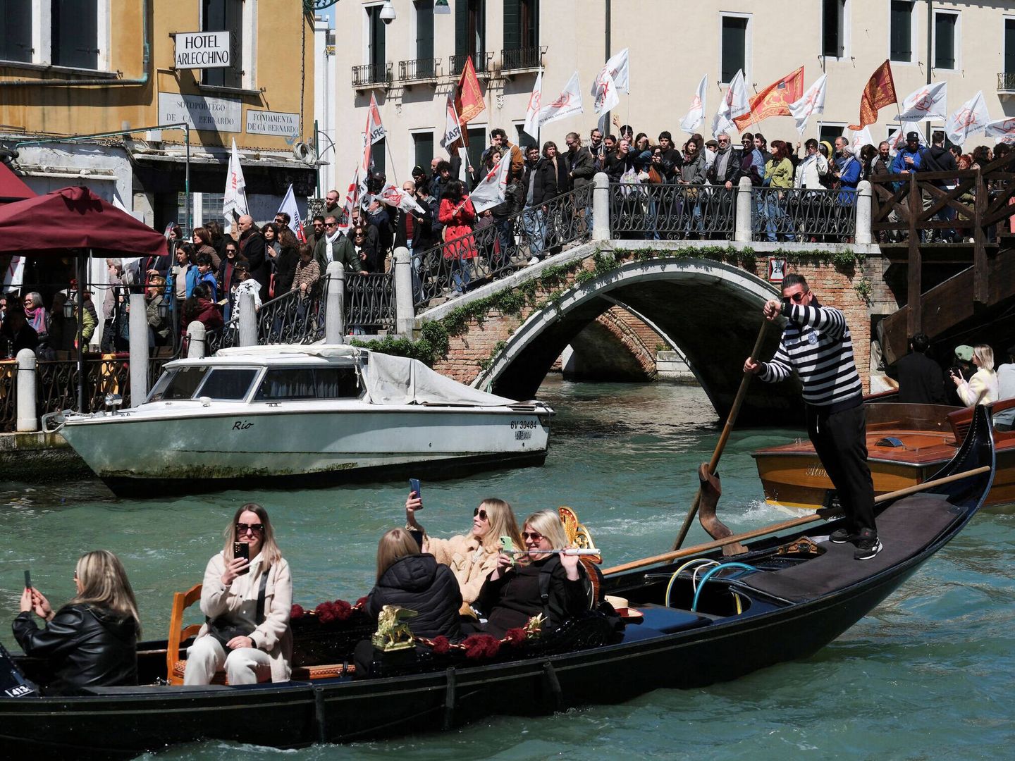 Turistas en una góndola graban una manifestación contra la tasa turística, el pasado abril. (Reuters/Manuel Silvestri)