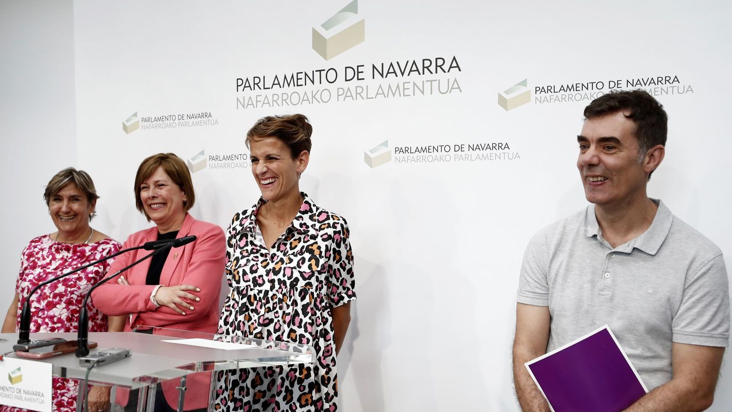 La portavoz del PSN (2d), junto a Uxue Barkos (2i), Eduardo Santos (d) y Marisa de Simón (i). (EFE)