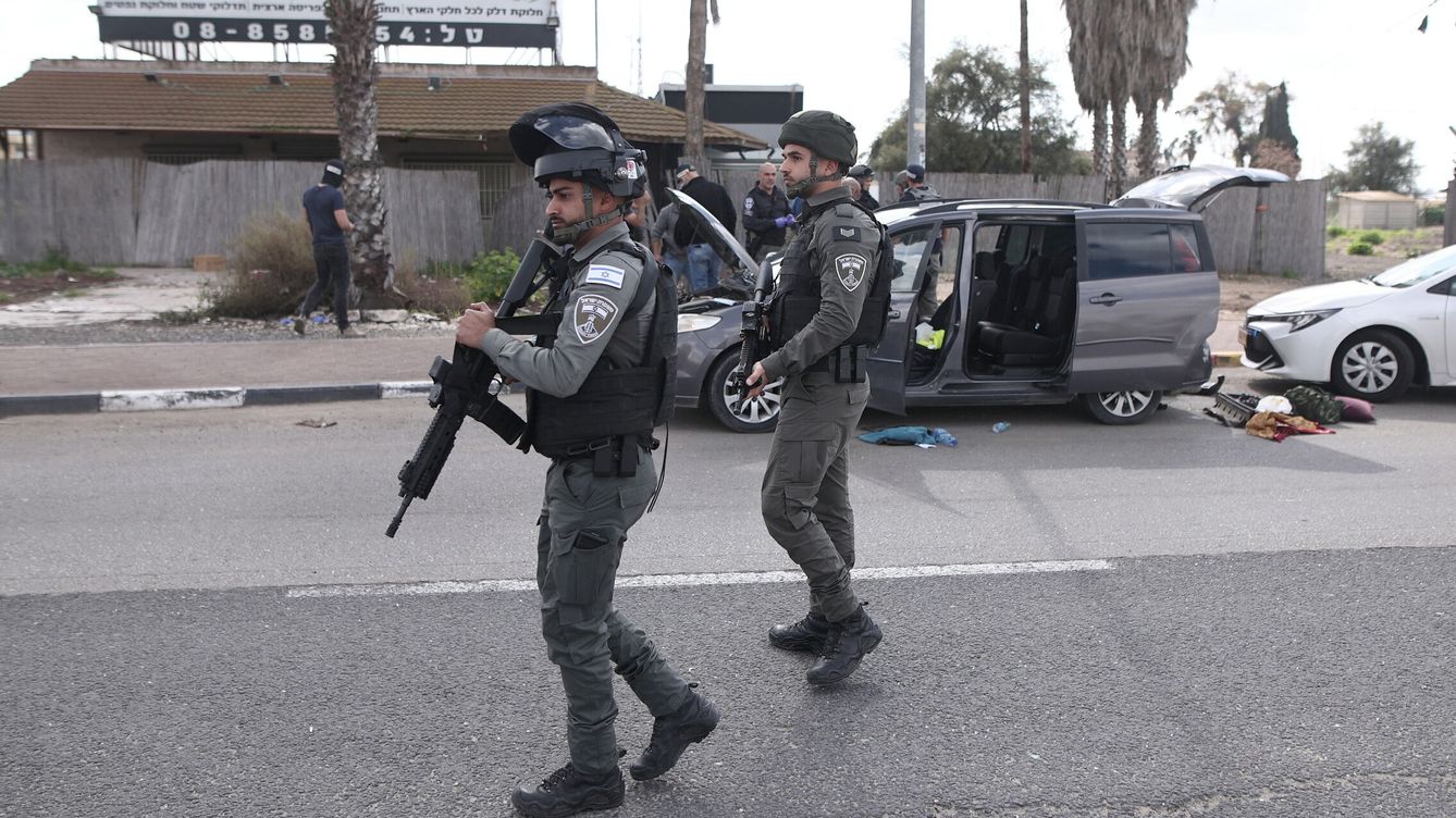 Foto: Agentes de seguridad israelíes en el lugar de un tiroteo. (EFE/Ilan Assayag) 