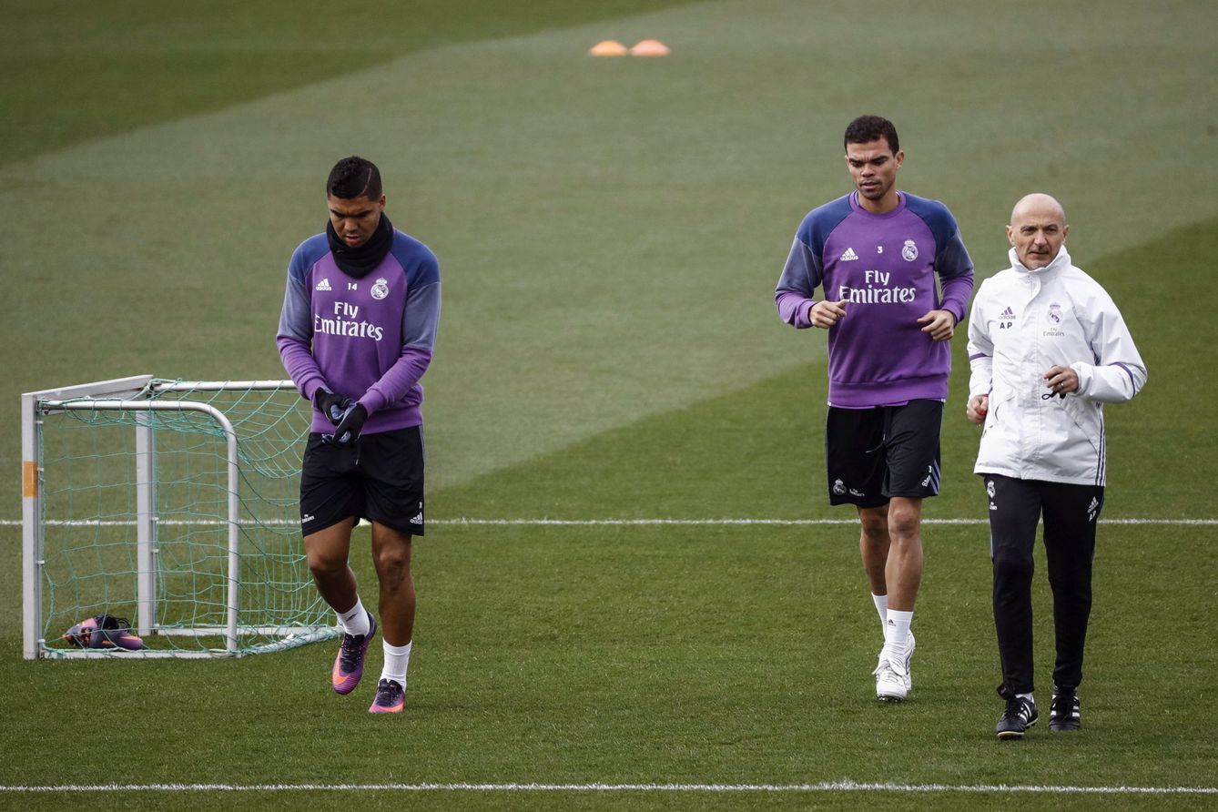 Casemiro y Pepe junto a Pintus en el primer año de éste en el Madrid. (EFE)