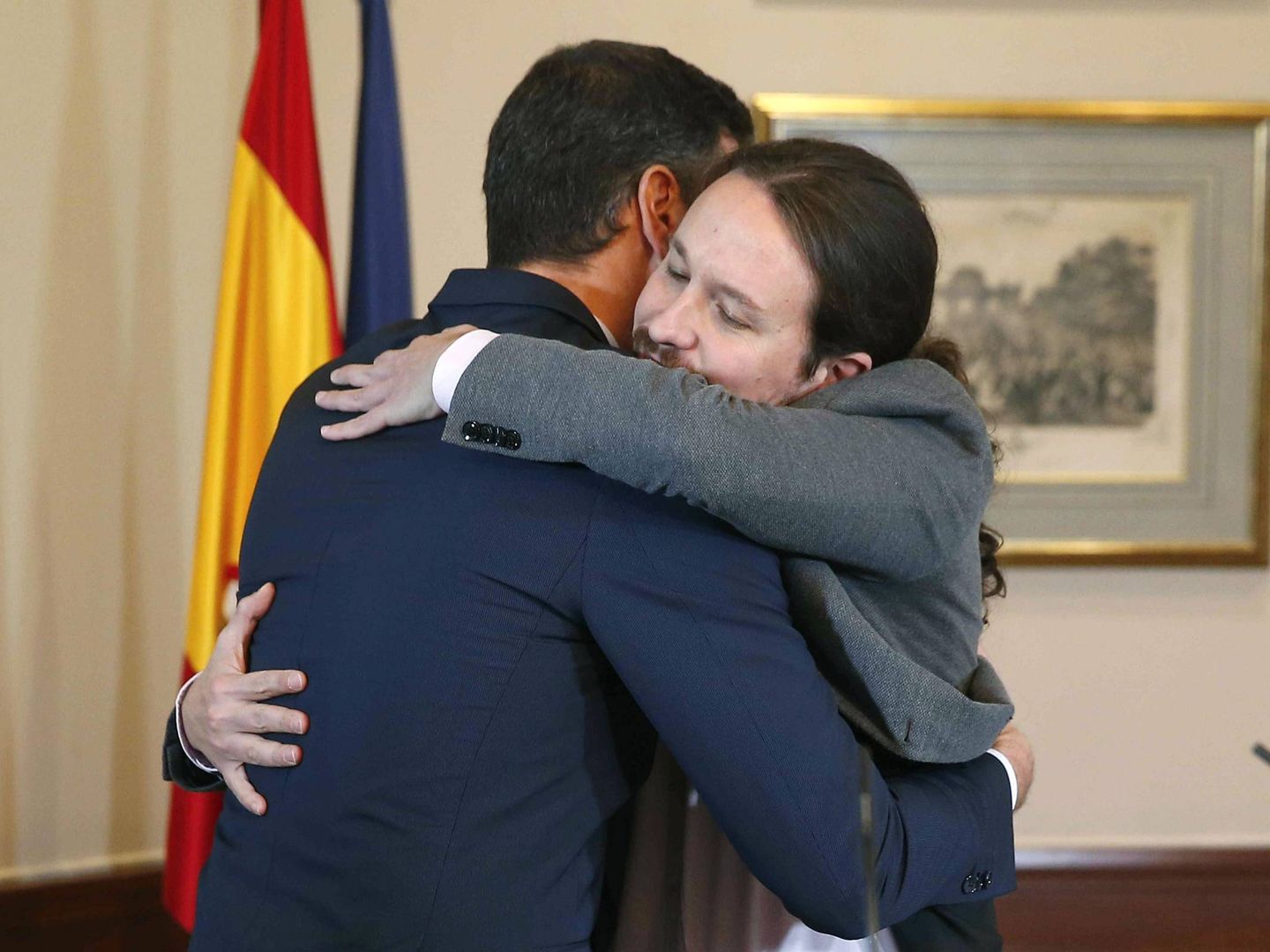 Pedro Sánchez y Pablo Iglesias se abrazan  tras firmar su acuerdo. (EFE)