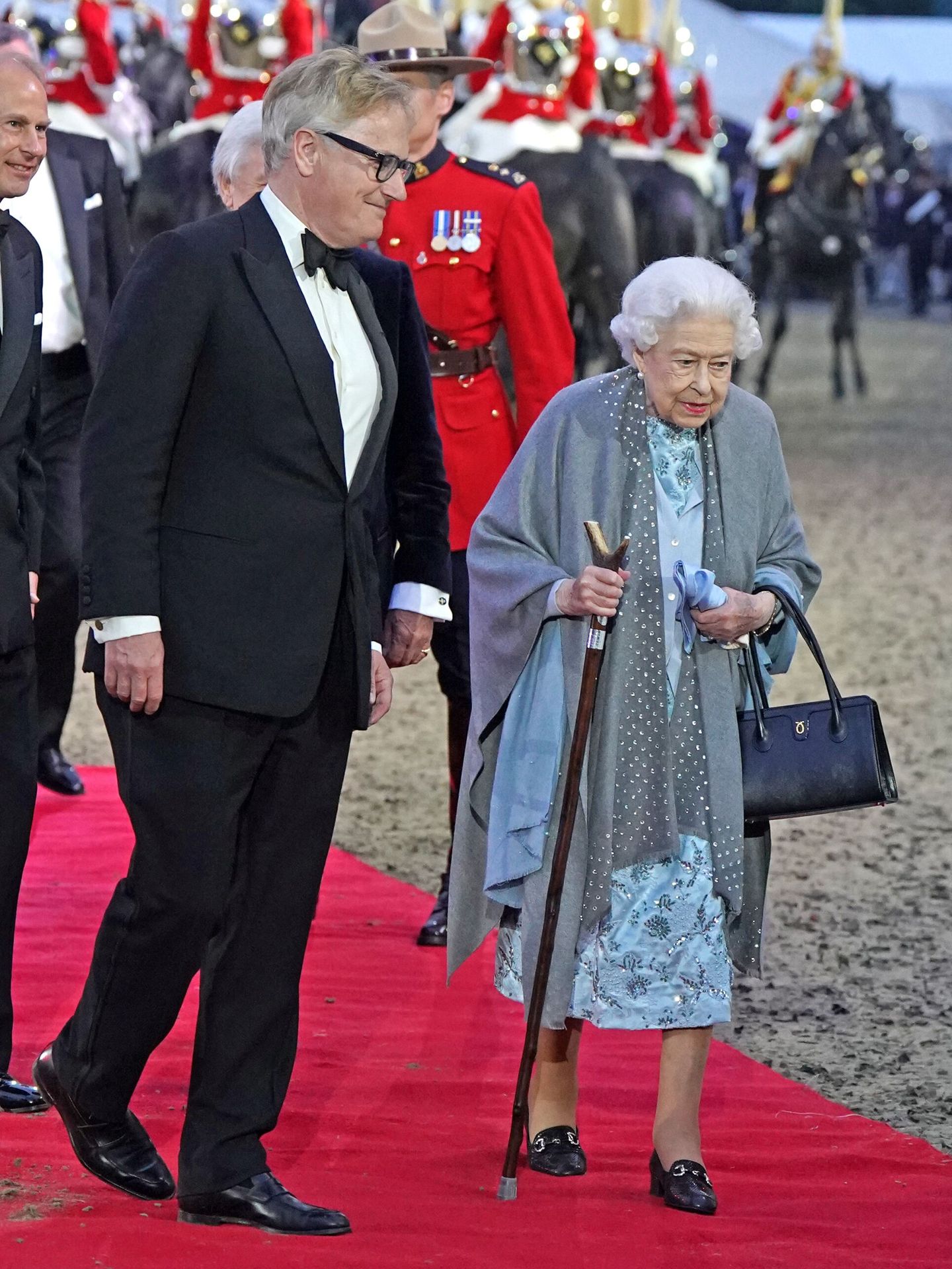 Isabel II llega andando. (Reuters/Henry Nicholls)