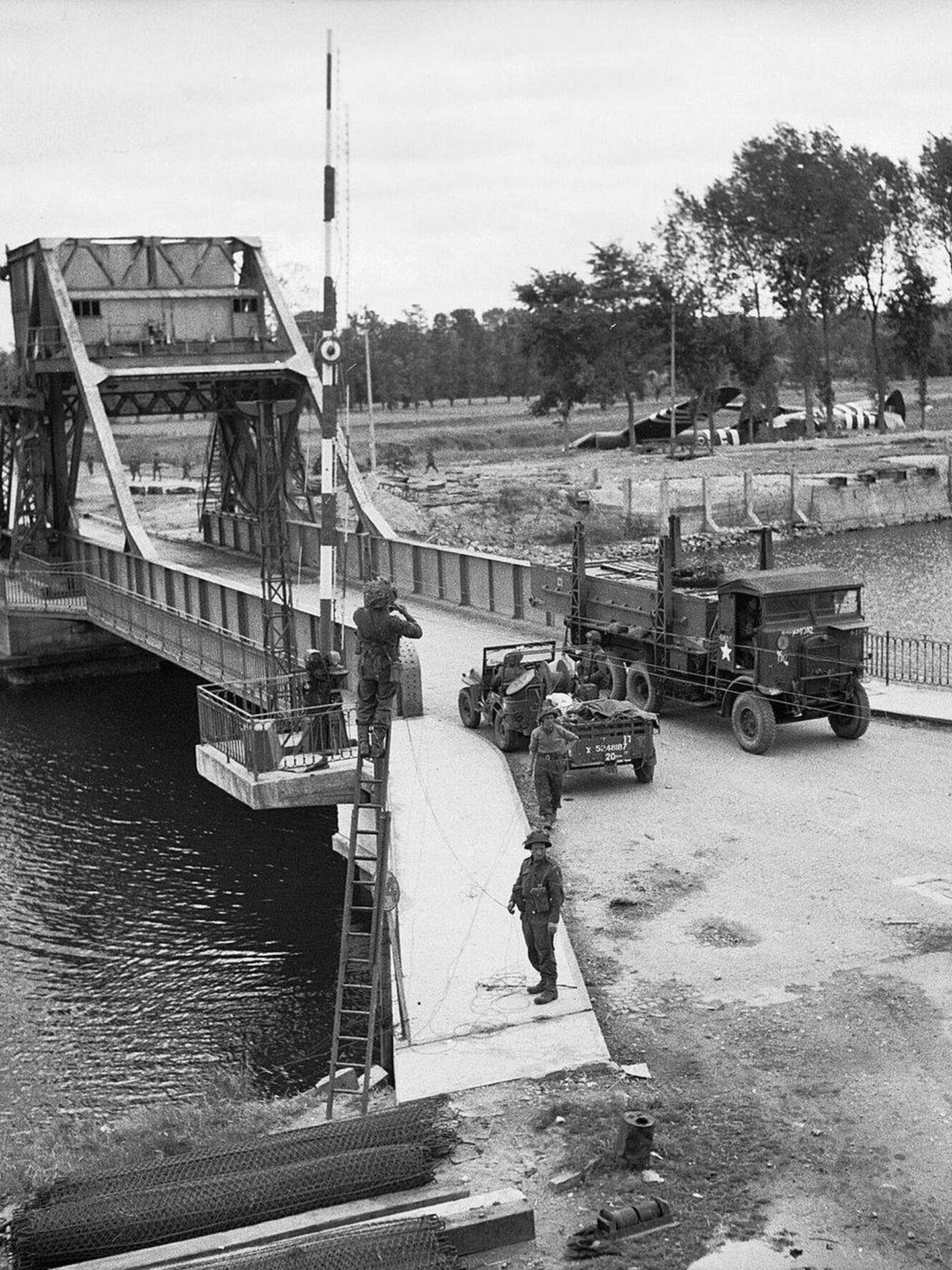 El puente Pegaso unos días después de ser tomado. Al fondo se ven los planeadores Horsa de Howard. (Foto: Imperial War Museum)