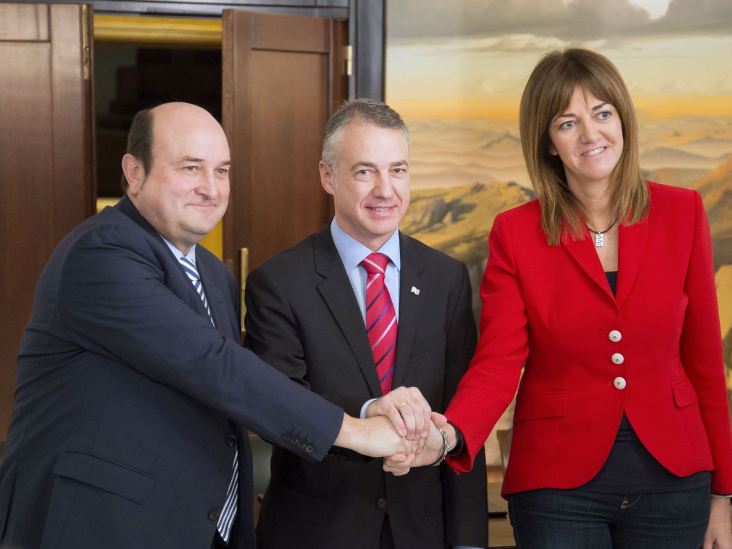 Ortuzar, Urkullu y Mendia estrechan sus manos hace cuatro años tras la firma del pacto para el Gobierno en coalición. (EFE)
