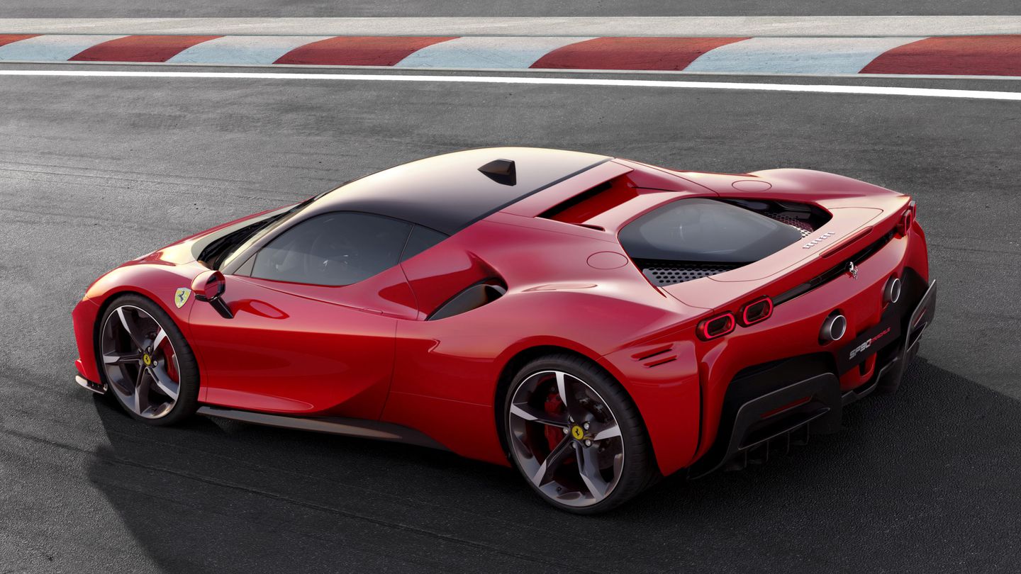 El SF90 es el primer Ferrari con mecánica híbrida enchufable de su historia.