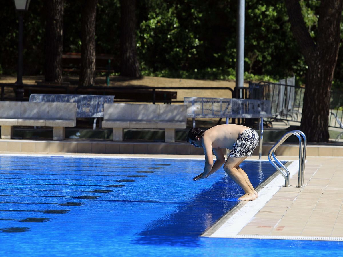 Foto: Un hombre se lanza a una piscina en una imagen de archivo. (EFE)