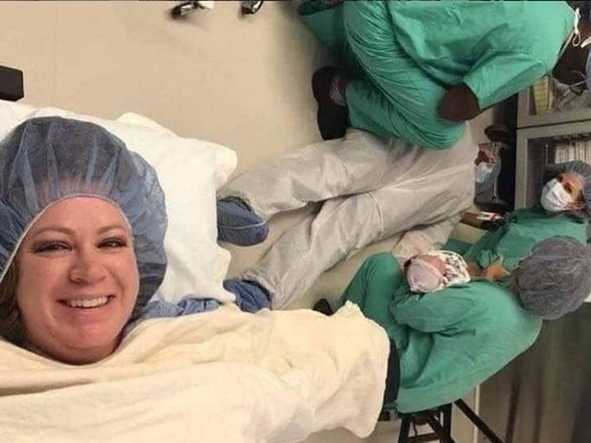 Foto: La mujer sonríe a la cámara mientras su marido es atendido por los médicos tras desmayarse (Foto: Instagram)