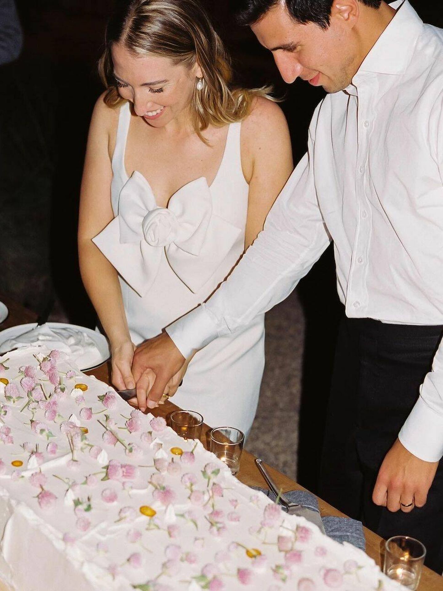 Unos novios con una tarta alargada. (Instagram/@roxannerosensteel)
