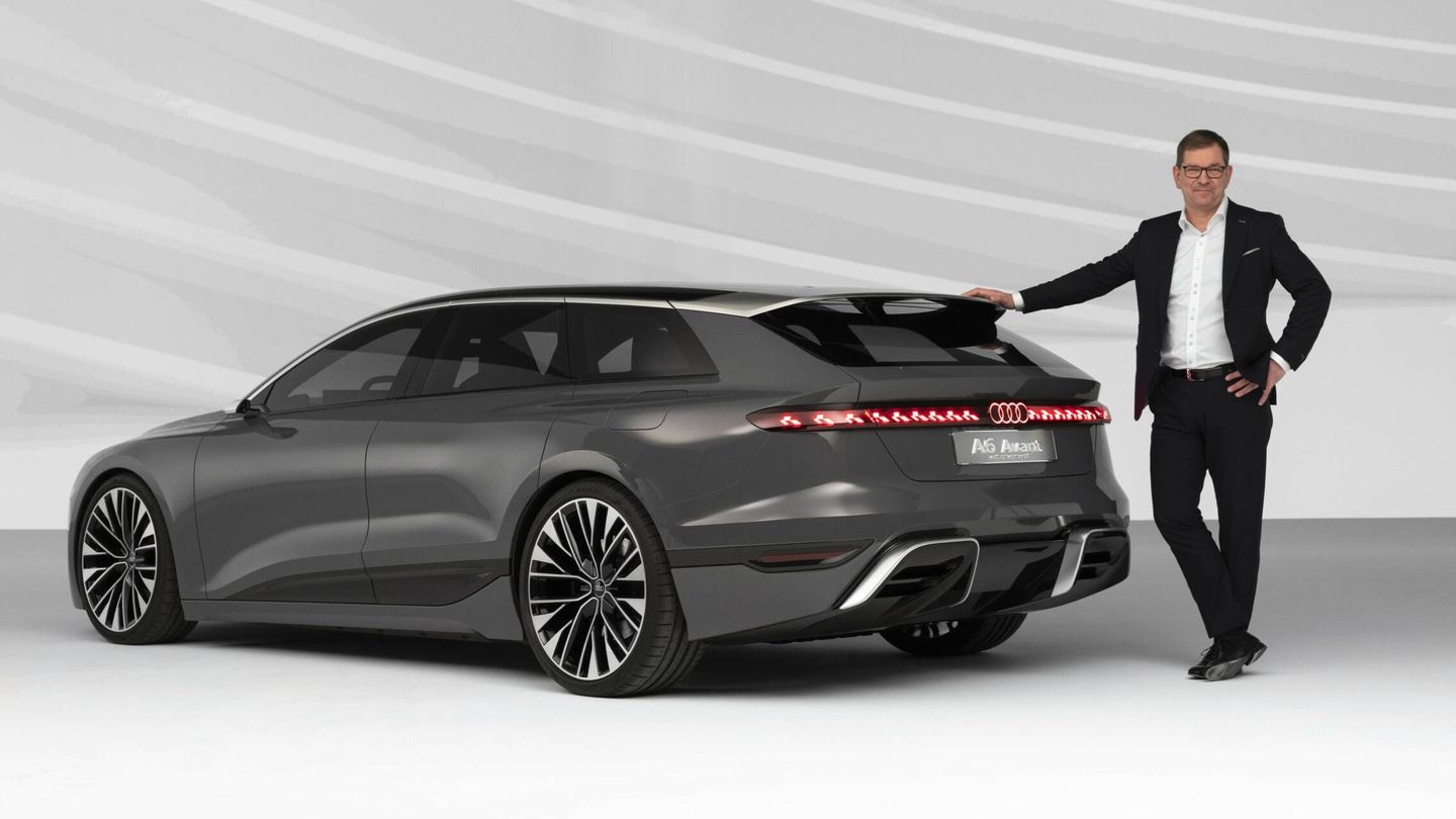 Markus Duesman, CEO de Audi AG, junto al A6 Avant e-tron Concept, desvelado hace unos días.
