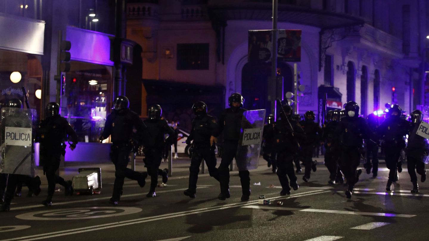 Miembros de la Policía Nacional recorren la Gran Via de Madrid. (EFE)