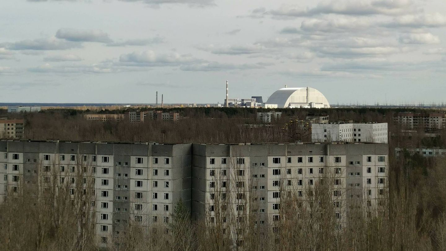 El sepulcro de la planta de Chernobil, en el horizonte ucraniano.