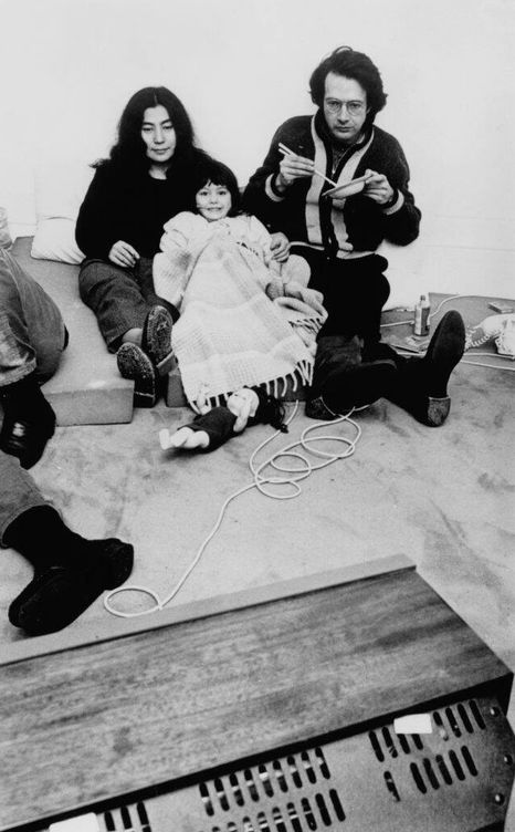 Yoko Ono y Anthony Cox, con su hija. (Getty)