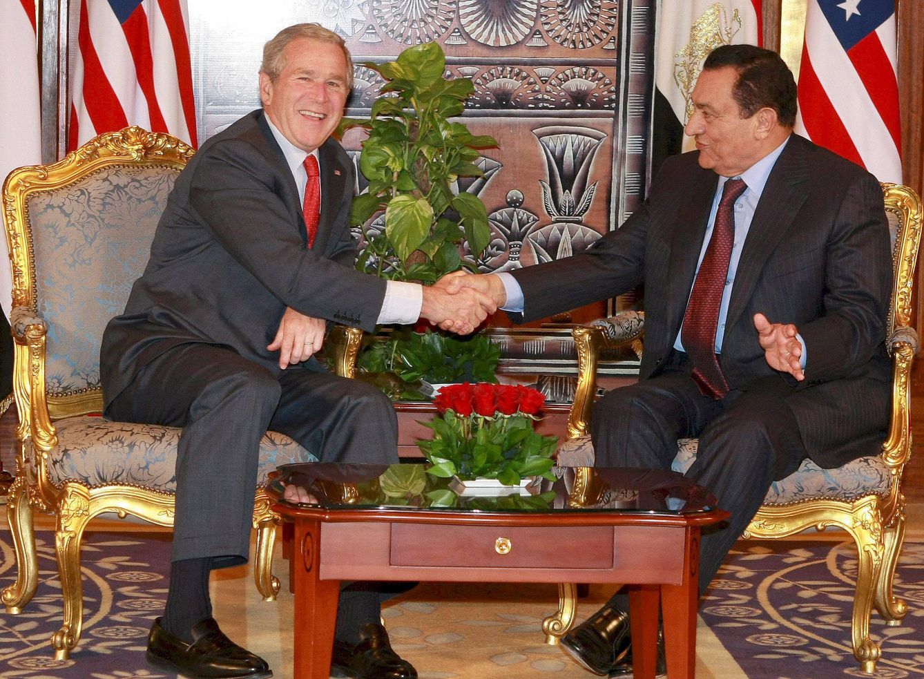 El expresidente de EEUU George W. Bush con el exmandatario egipcio Hosni Mubarak en 2008. (EFE)