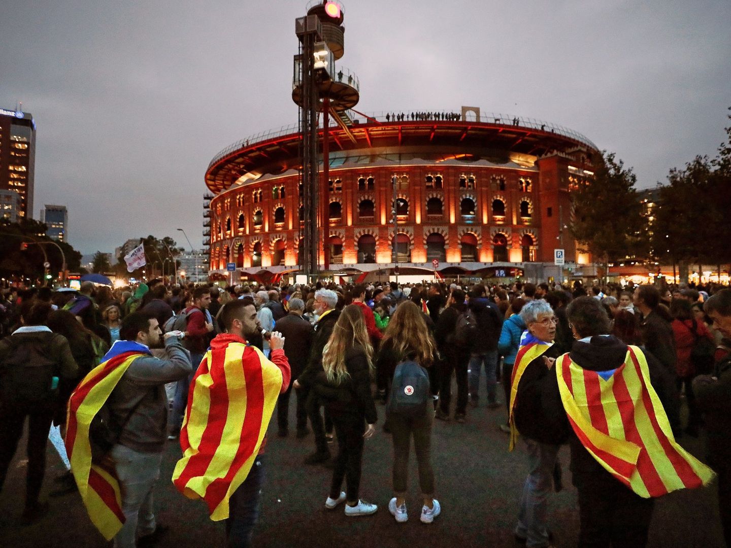 Manifestantes independentistas bloquean la Plaza de España en Barcelona. (EFE)