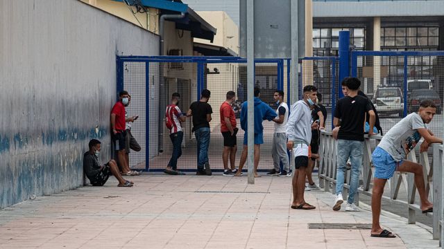 Marroquíes esperan una oportunidad para conseguir cita en la oficina de asilo. (Javier Sakona)