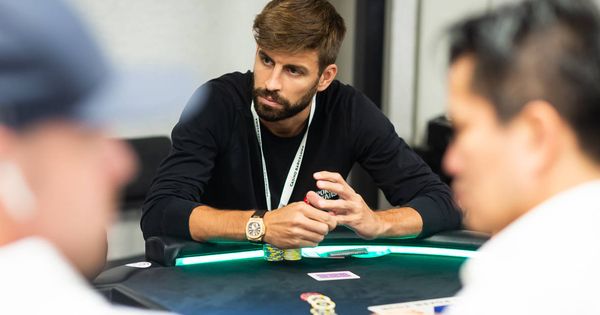 Foto: Gerard Piqué, en su mesa, durante el torneo de póquer que jugó en Barcelona. (N. Stoddart)