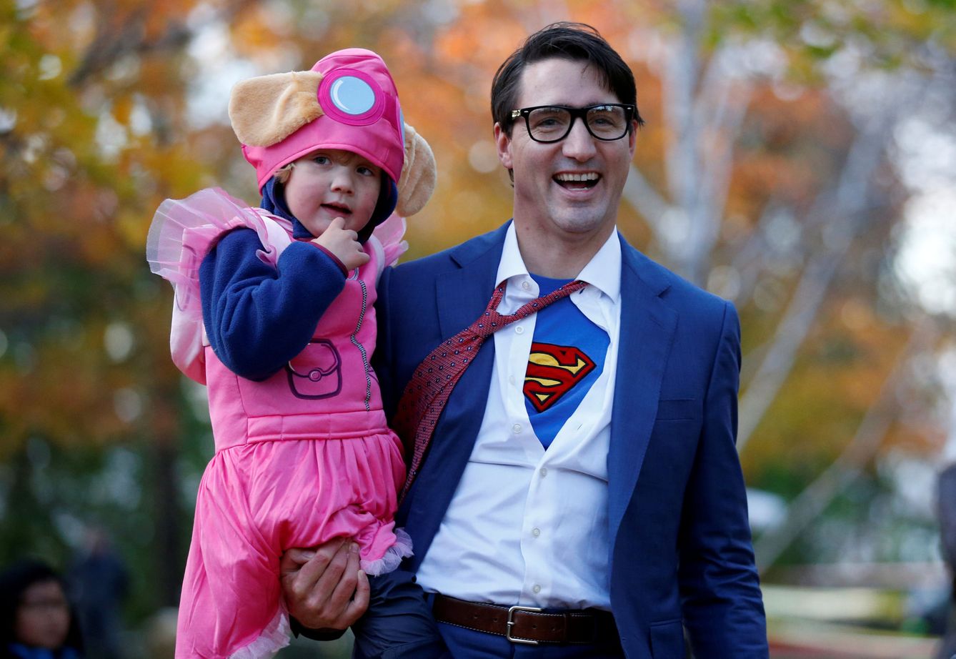 Trudeau, con su hijo Hadrien, durante las celebraciones de Halloween en Ottawa, el 31 de octubre de 2017. (Reuters)