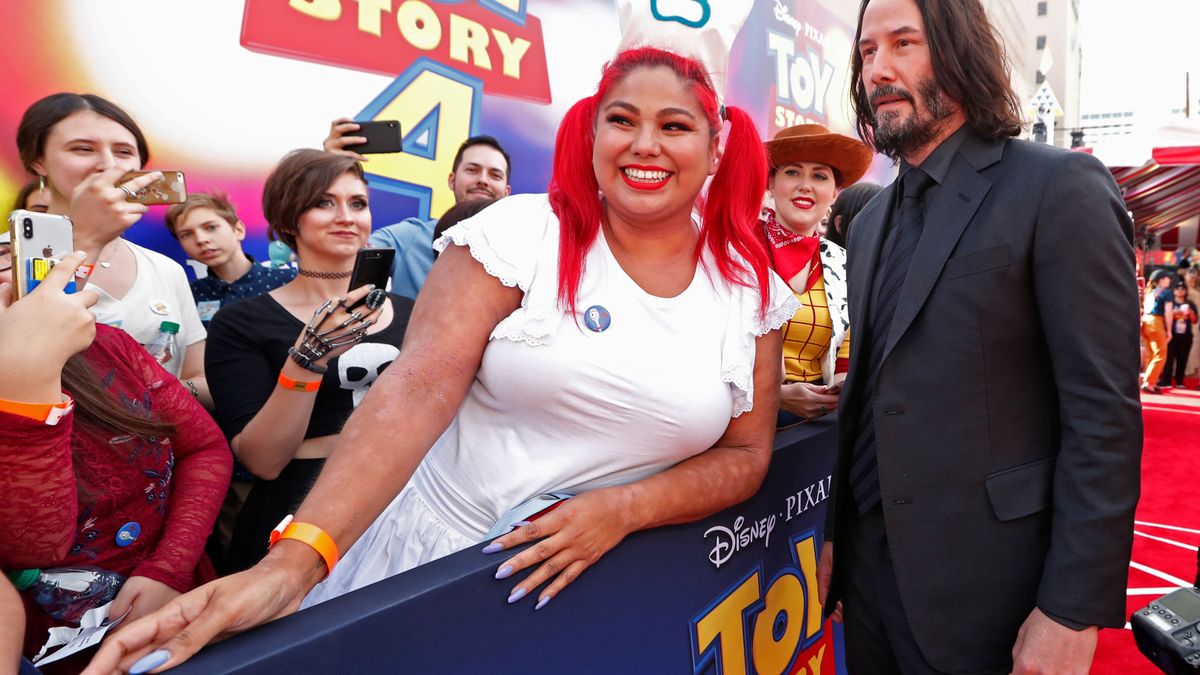 Debate en las redes por la "mano flotante" de Keanu Reeves en sus fotos con mujeres