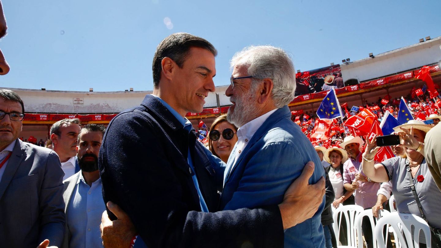 Sánchez abraza al expresidente Juan Carlos Rodríguez Ibarra este domingo en Mérida. (Inma Mesa | PSOE)