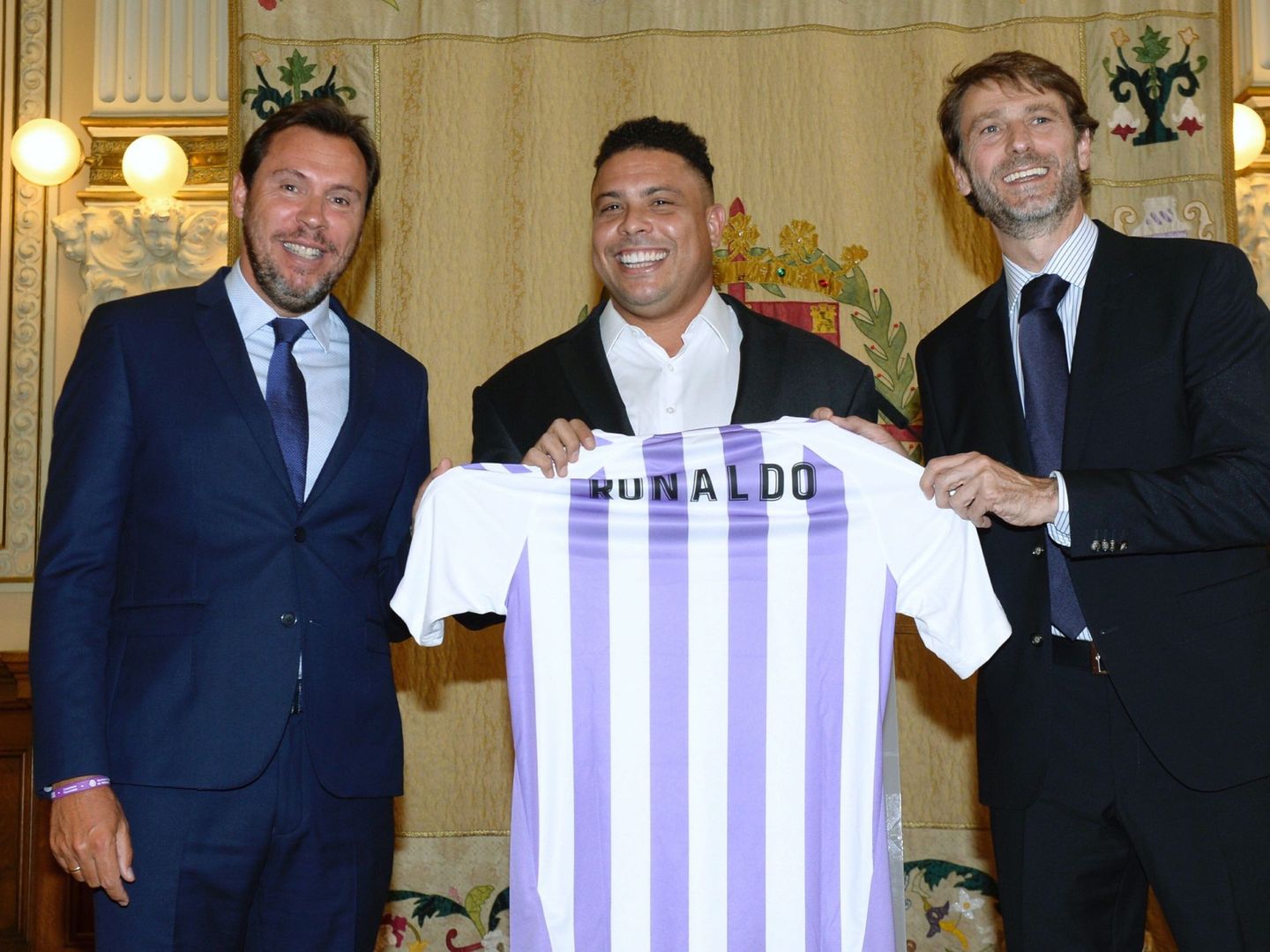 Ronaldo en el día de su presentación como máximo accionista del Valladolid. (Efe)