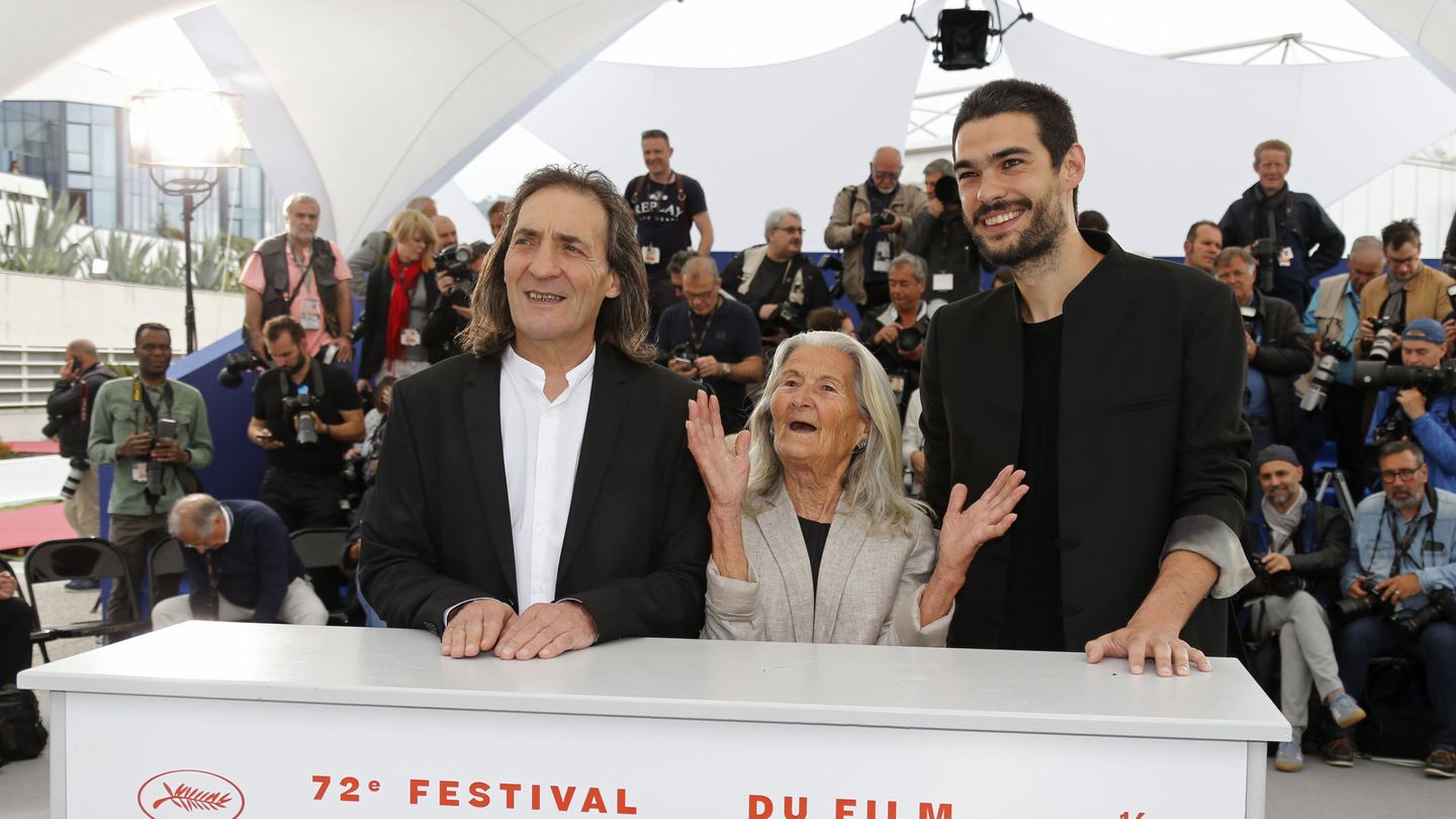 Amador Arias Mon, Benedicta Sanchez y Oliver Laxe en Cannes. (Efe)