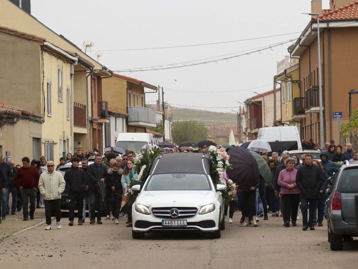 Foto: El funeral de Arancha, la joven que murió tras un ataque de una jauría de perros en la localidad zamorana de Roales del Pan. (EFE/Mariam A. Montesinos)