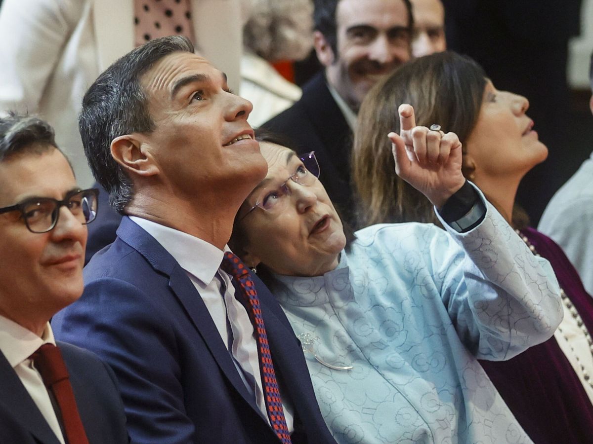 Foto: El presidente del Gobierno, Pedro Sánchez, atiende unas indicaciones de la presidenta de la CNMC, Cani Fernández. (EFE/Fernando Alvarado)