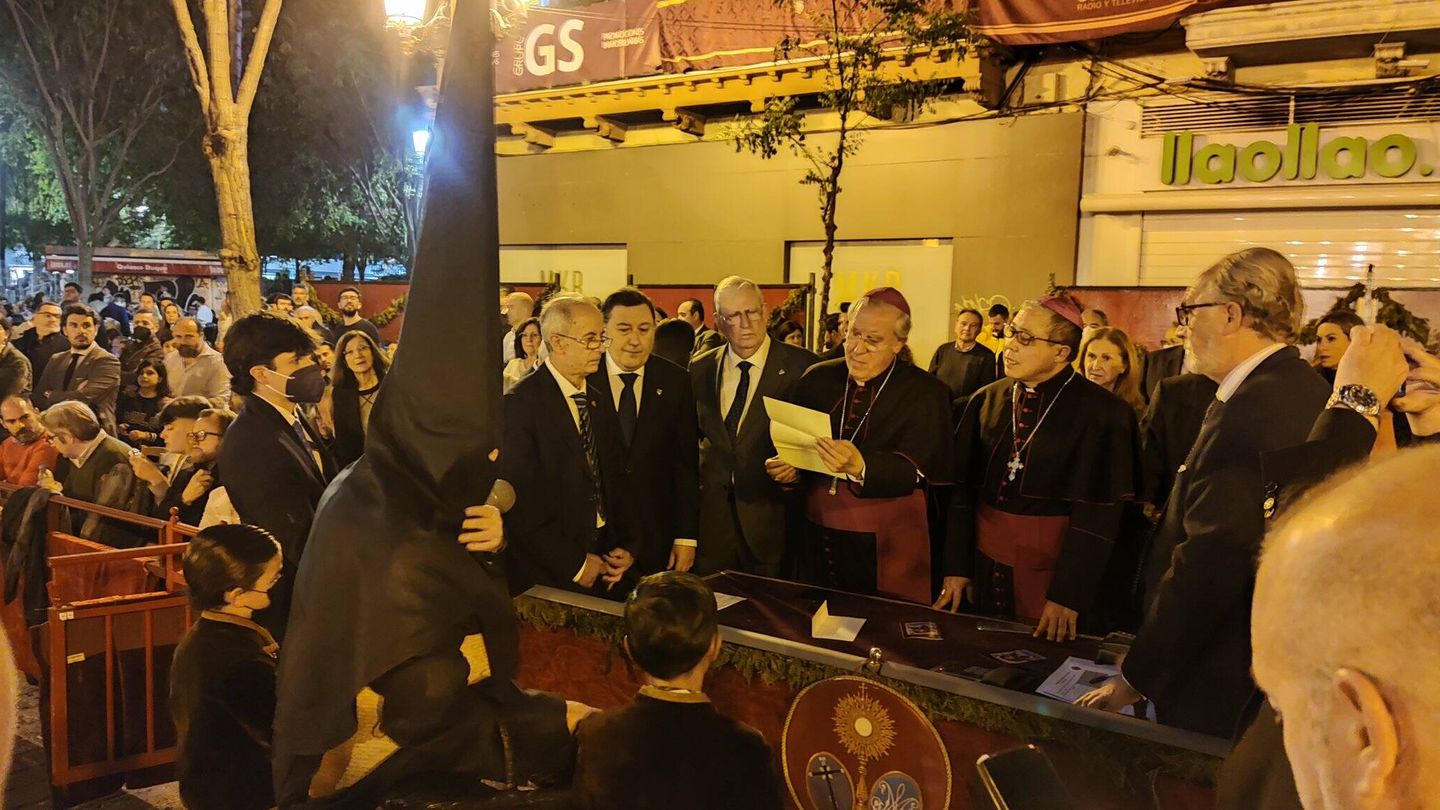 El arzobispo de Sevilla y el Nuncio del Papa en España, en la Madrugá. Foto: Consejo de Hermandades.