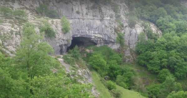 Foto: Imagen de la cueva de Galdames en la que se ha producido el suceso.