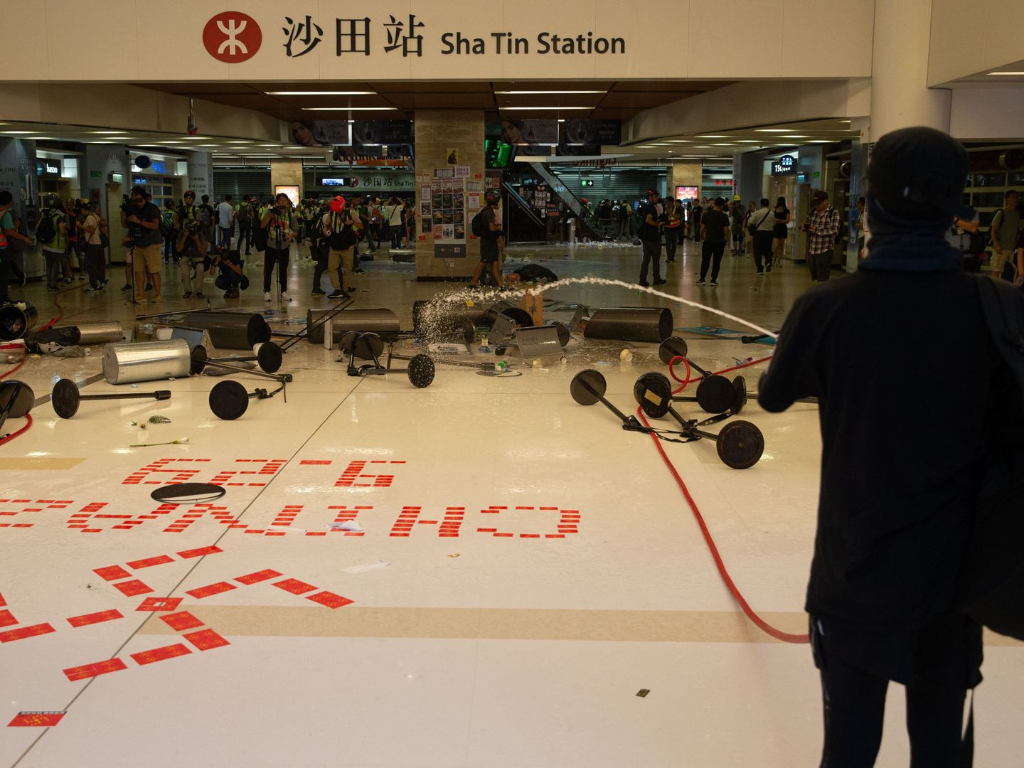 Centro comercial vandalizado por los manifestantes. (Reuters)