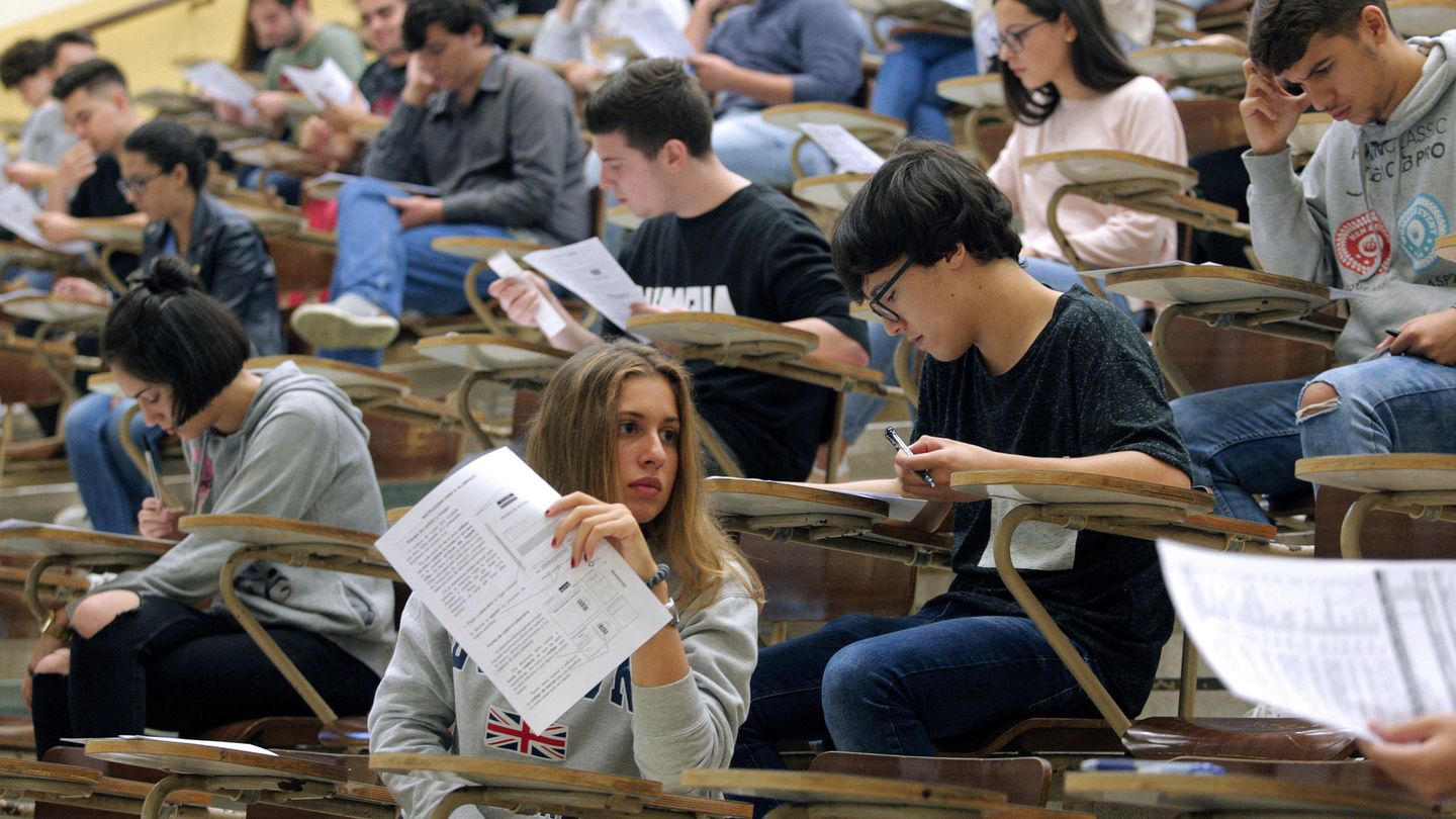 Varios alumnos, antes de un examen. (EFE)