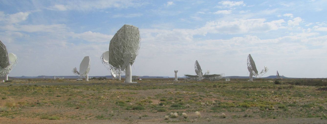 El radiotelescopio MeerKAT, ya instalado en el Observatorio Astronómico Sudafricano (Todo: Patrick Woudt)
