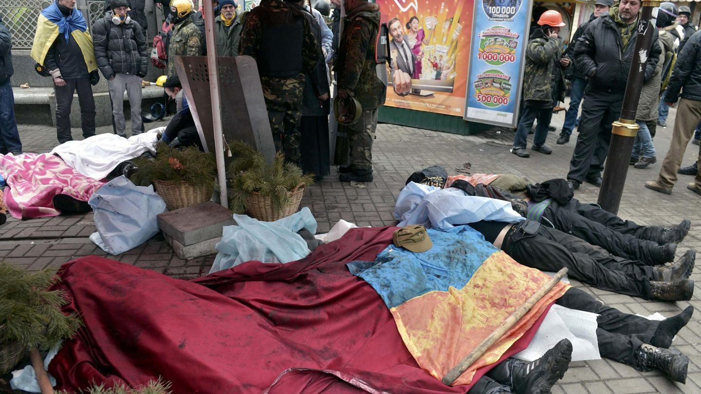 Cadáveres en la plaza de la Independencia de Kiev tras los últimos enfrentamientos (Reuters).