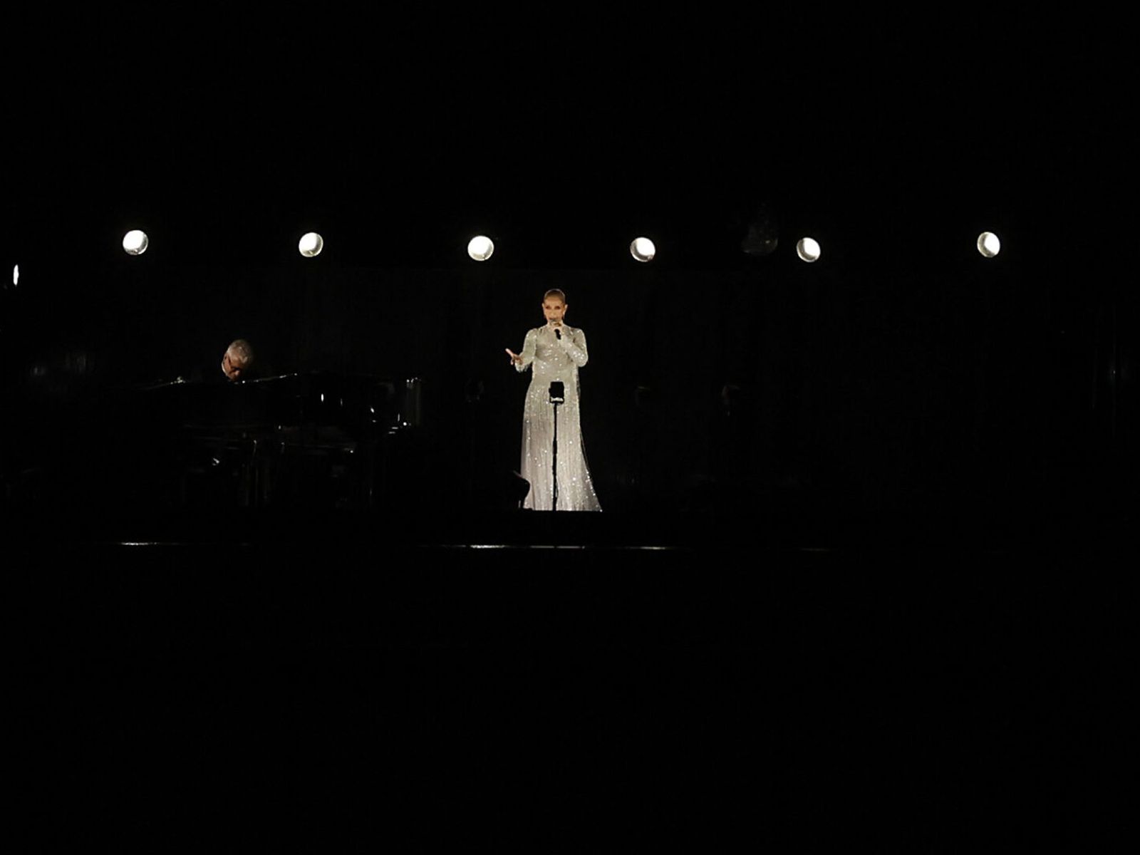 Celine Dion, cerrando la ceremonia de inauguración de los Juegos Olímpicos. (Reuters)