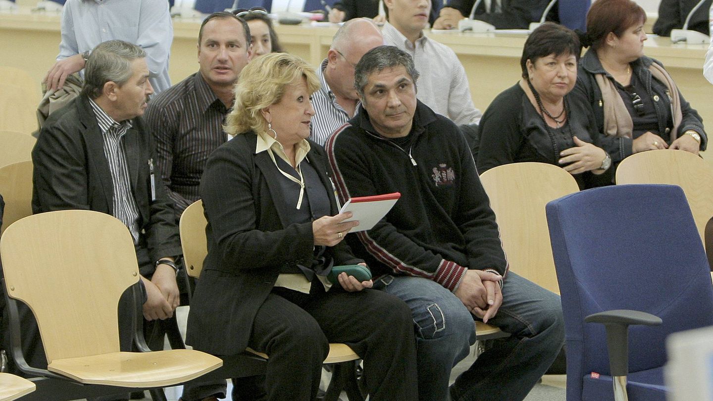 Zakhar Kniazevich Kalashov (en primera fila, hablando con la intérprete), durante un juicio en la Audiencia Nacional. (EFE)