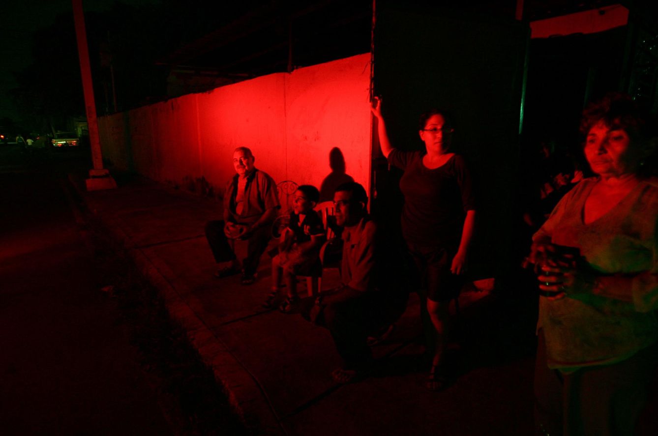 Vecinos de Maracaibo esperan que regrese la luz durante un intenso apagón en junio de 2011 (Reuters)