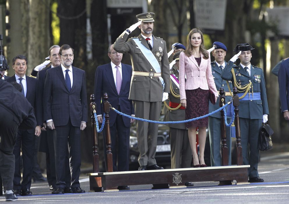 Foto: El Príncipe de Asturias, acompañado de doña Letizia, saluda a su llegada a la Plaza de Neptuno (EFE)