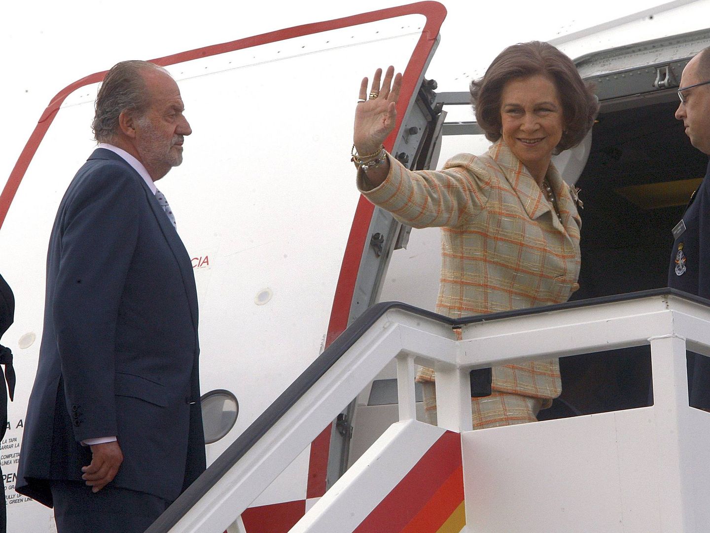 Los reyes Juan Carlos y Sofía, subiendo a un avión. (EFE)