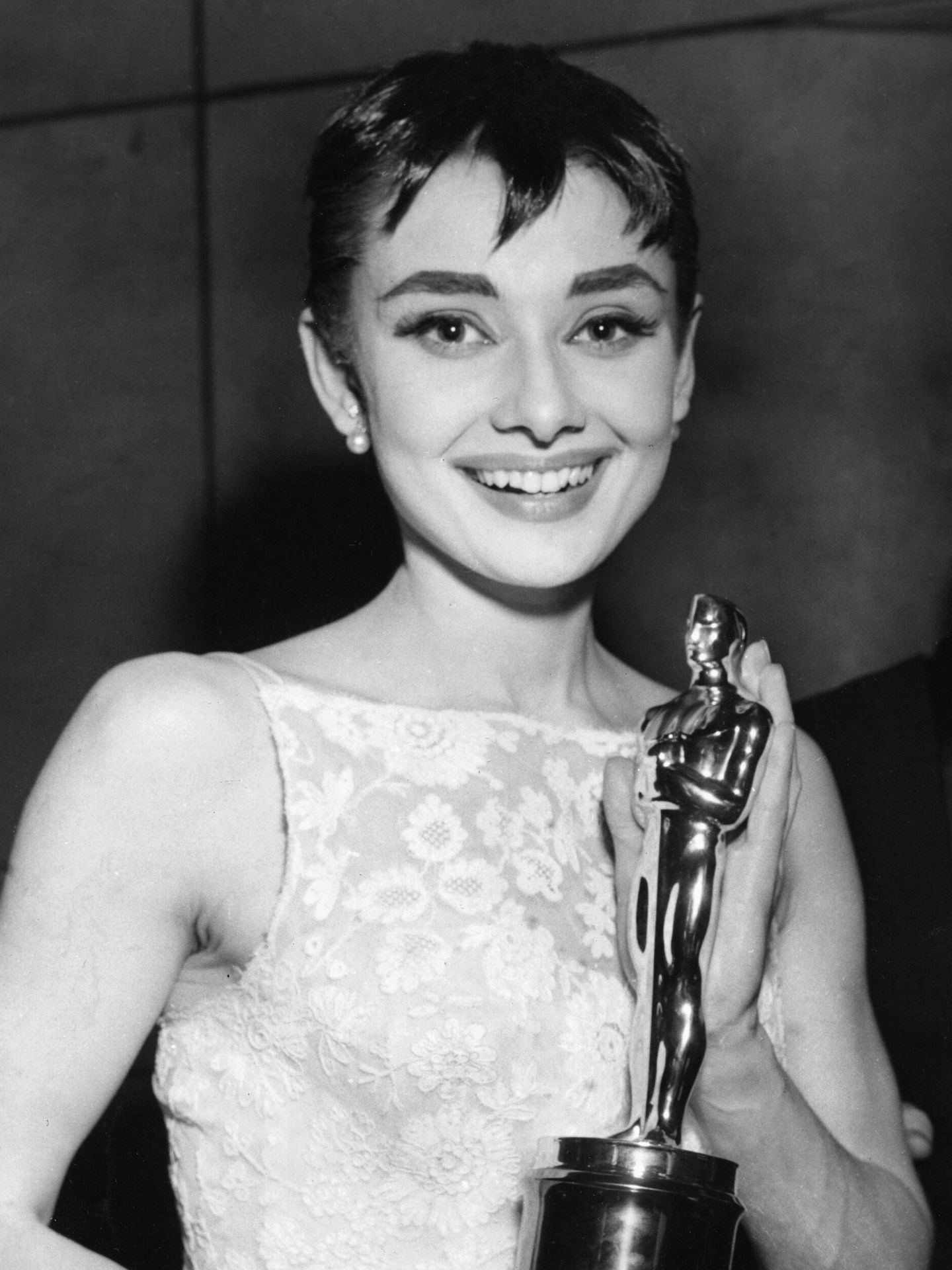 Audrey Hepburn, con su Oscar en 1954. (Cordon Press)