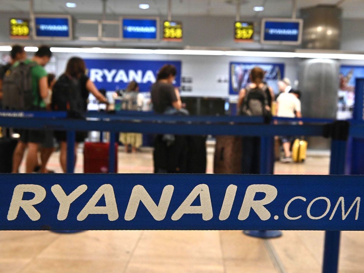 Foto: Pasajeros en los mostradores de Ryanair en el aeropuerto de Madrid-Barajas (EFE)