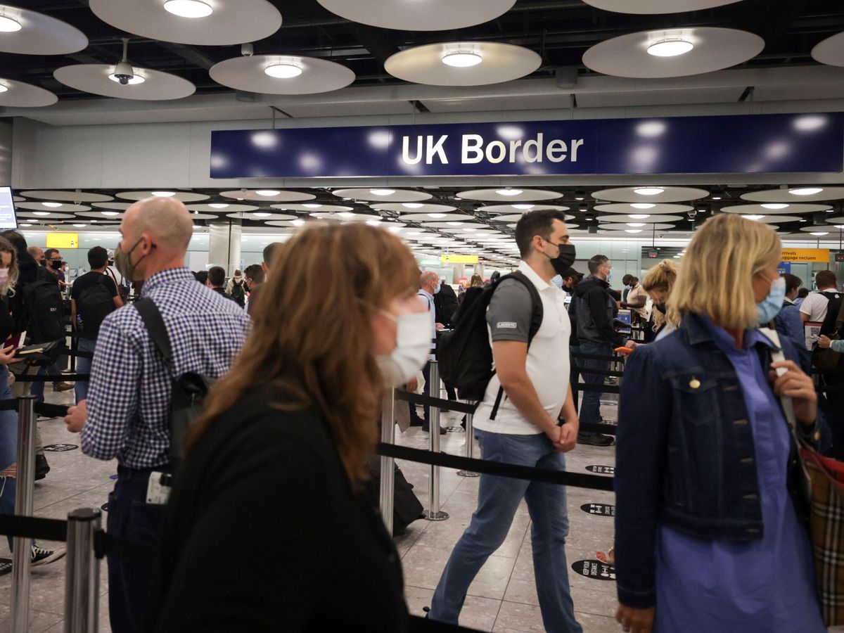 Foto: Viajeros en la terminal 5 del aeropuerto de Heathrow. (Reuters)