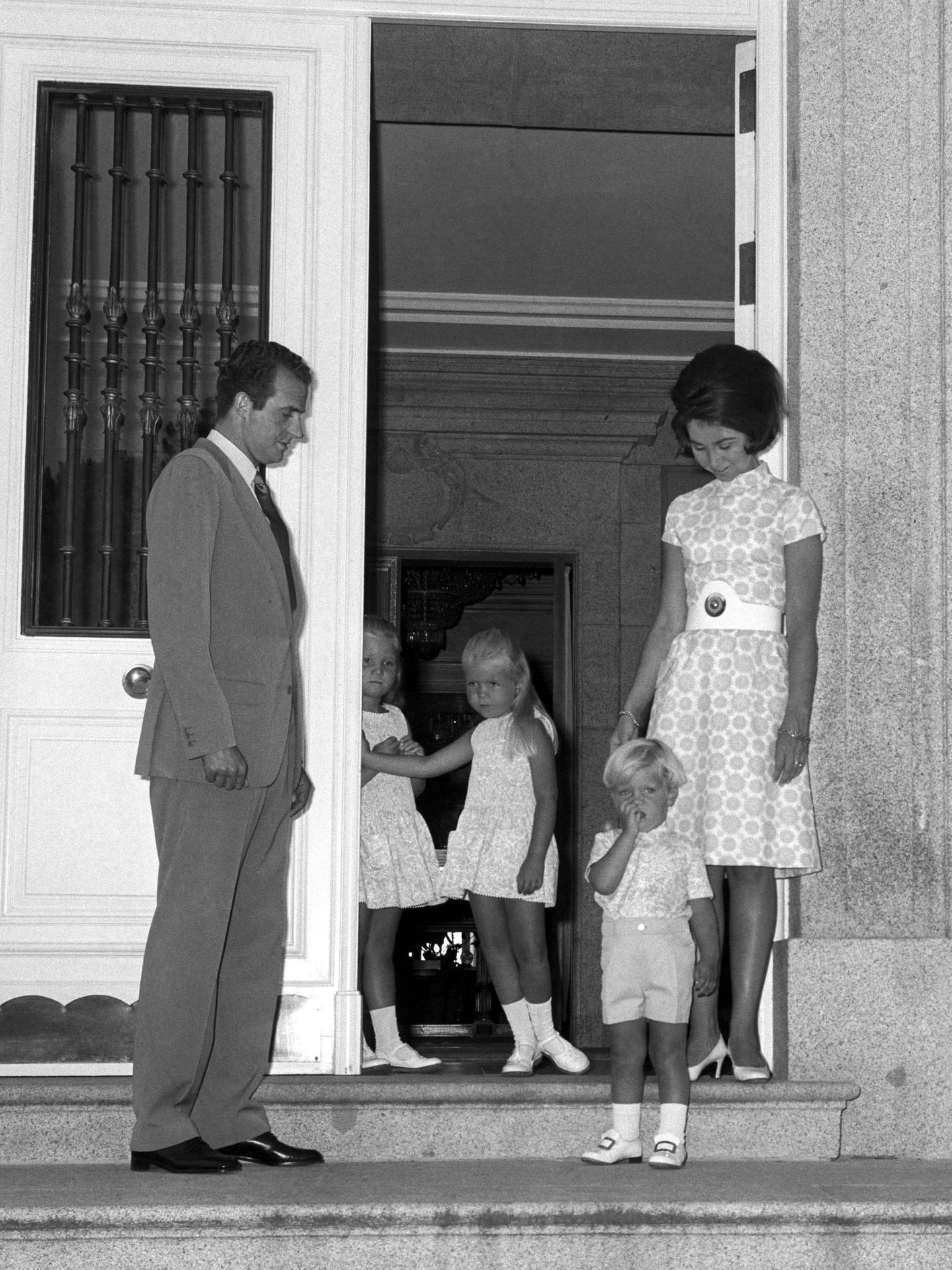 Juan Carlos I y Sofía, con sus hijos en Zarzuela. (EFE)