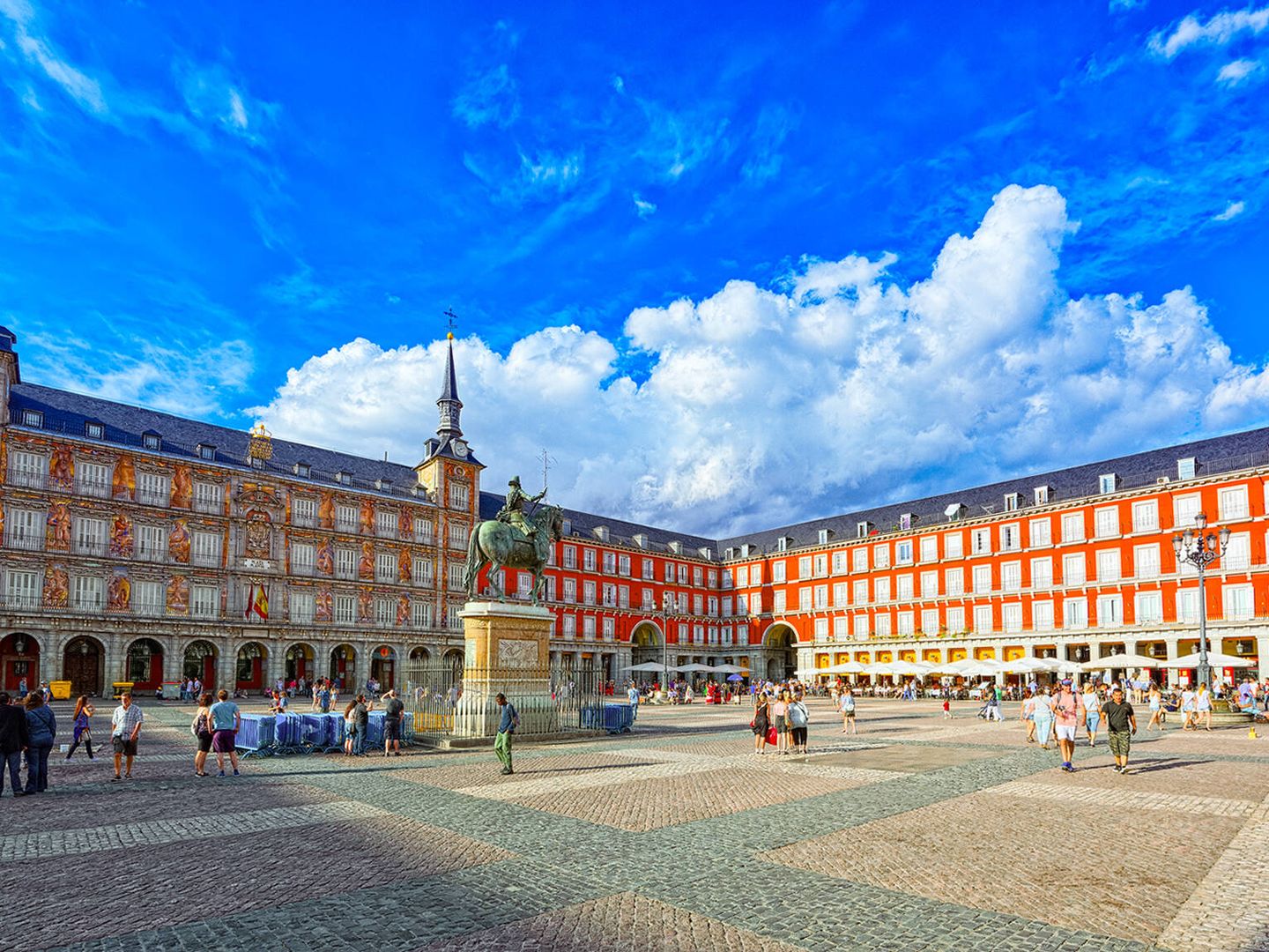 Madrileños y turistas visitando la Plaza Mayor de Madrid. (Freepik)