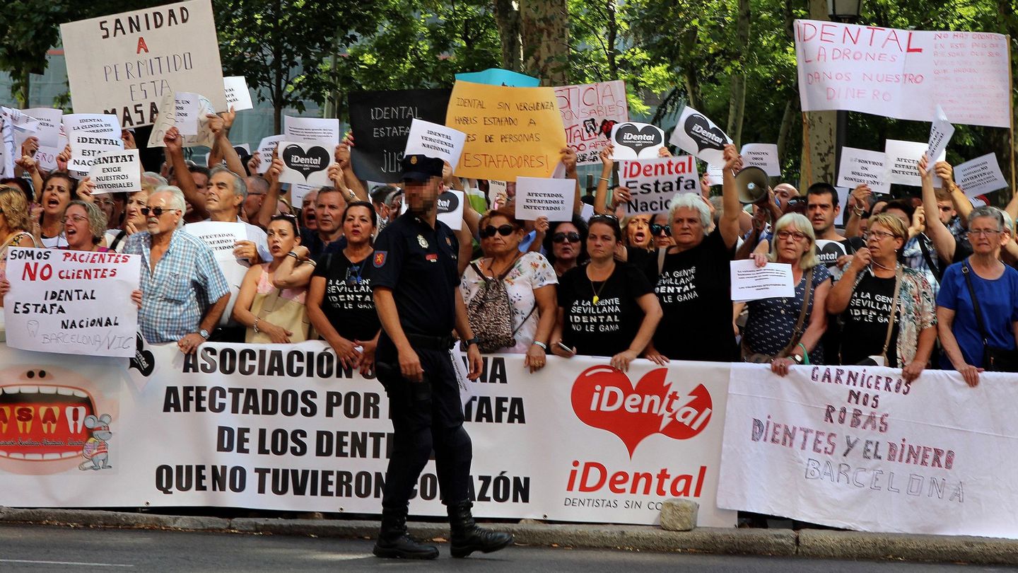 Cientos de afectados por la empresa de odontología iDental durante la concentración frente al Ministerio de Sanidad tras el cierre de las clínicas 


(EFE / Eduardo Oyana)