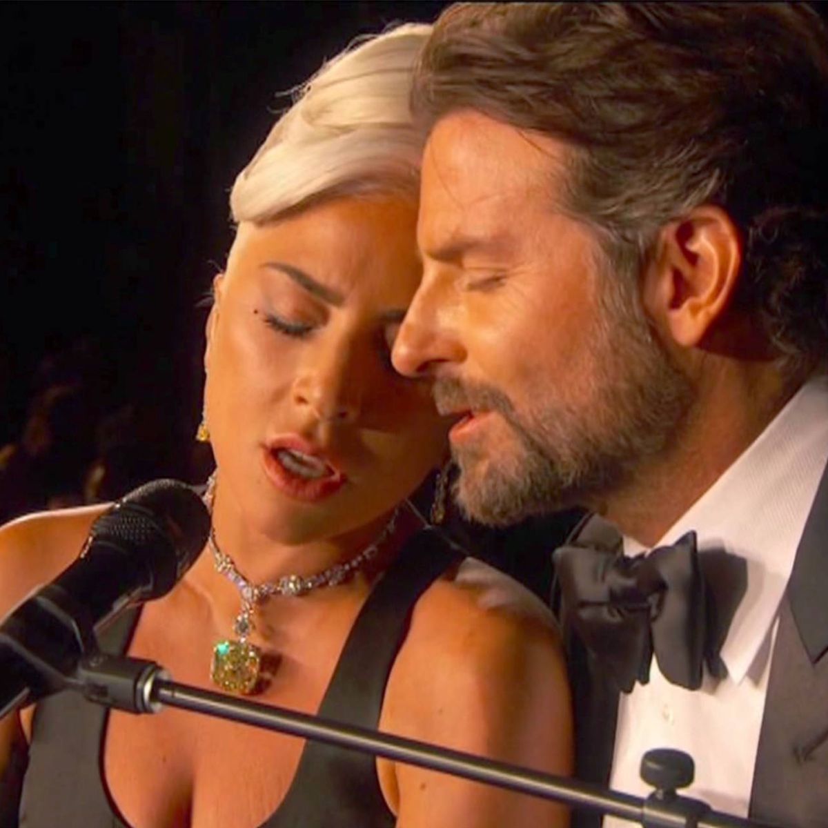 Lady Gaga y Bradley Cooper hacen manitas cuando nadie les ve (excepto Irina  Shayk)