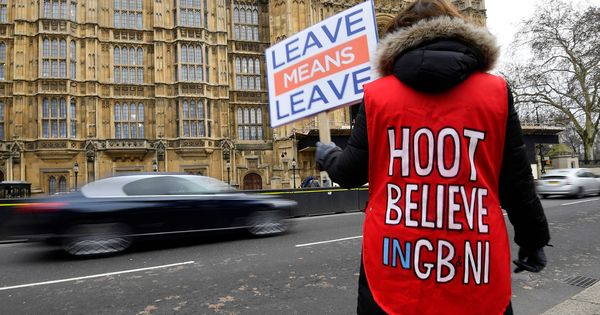 Foto: Una manifestante a favor del Brexit se manifiesta ante el Parlamento británico, en Londres. (Reuters)