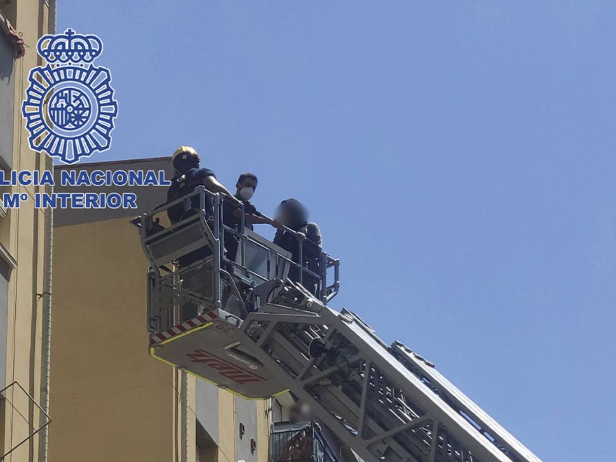 Foto: Rescate, por parte de una dotación de bomberos, de la víctima. (Policía Nacional)